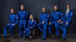 Компания Безоса впервые отправит в космос человека на инвалидной коляске