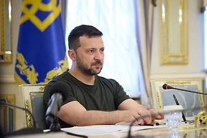 Политолог объяснил, почему Зеленский имитирует мирное урегулирование на Украине