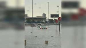 Из-за мощного потопа в аэропорту Дубая задержаны или отменены более 200 рейсов