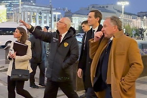 Глава РФПИ встретился с Уиткоффом в куртке с красноречивой цитатой Путина
