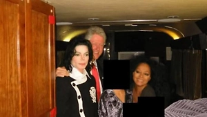 Майкл Джексон в обнимку с Клинтоном фигурирует на новых снимках из архивов Эпштейна