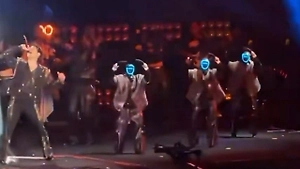 Двигались в унисон и крутили сальто: Роботы-гуманоиды зажгли на концерте китайского певца