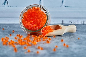 Много калорий и соли: Диетолог призвала россиян не переедать красную икру на Новый год