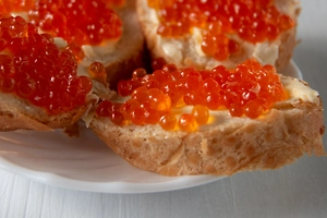 Биохимик объяснил, какое слово на банке с икрой выдаёт её качество 