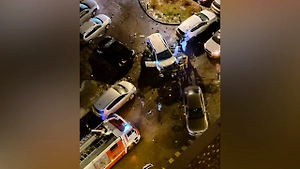 Спасатели эвакуируют водителя из машины, которая взорвалась на парковке в Москве