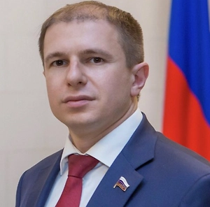 Киевский режим уже неоднократно доказывал, что он является террористическим. Были устранены журналисты, блогер Владлен Татарский и генерал Кириллов. Сегодня тяжкое преступление было совершено против всего нашего народа, против боевого генерала. Там на Украине засела хунта нацистов, которая действует только методами терактов. И, конечно, задача — полностью зачистить, обезвредить и освободить всю Украину от нацистов.