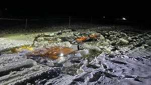 Гружёный бензовоз провалился под лёд на закрытой переправе под Архангельском