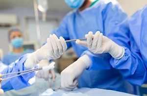 У жителя Подмосковья чуть не отвалился лоб после драки, в которой он защищал жену