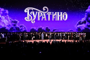 Юра Борисов с женой и дочерьми вышел на красную дорожку на премьере «Буратино»