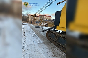 Рабочий погиб при падении стрелы крана на стройке в Москве
