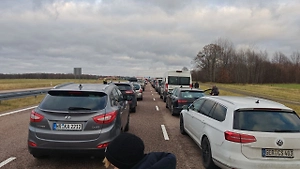 Желающие попасть в Россию поляки и немцы встали в гигантскую пробку на границе с РФ
