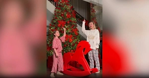 Полина Гагарина украсила ёлку с дочкой и показала забавное новогоднее видео в пижамах