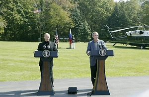 Буш-младший в разговорах с Путиным называл Россию не врагом, а частью Запада