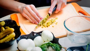 Не верьте, что без колбасы невкусно: готовим оливье, который станет полезнее и даже вкуснее