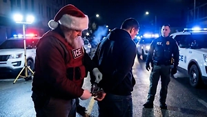 Не сказка, а депортация: Санта-Клаус «вышел» на миграционный рейд в США