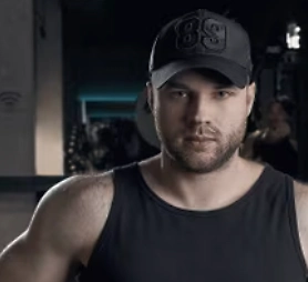 Клиентов на персональные тренировки становится всё меньше и меньше. У нас тренеры ходят без работы, некоторые даже увольняются. Люди занимаются по видеоурокам и прочим методичкам. Также перестали покупать фитнес-батончики в наших автоматах, сейчас эта протеиновая еда считается бесполезной и неоправданно дорогой. Конечно, это сильно бьёт по индустрии.