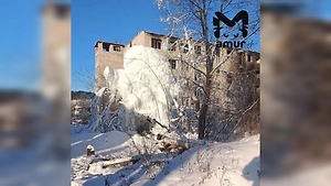 Гигантский ледяной грот высотой с дом вырос в Сковородино Амурской области