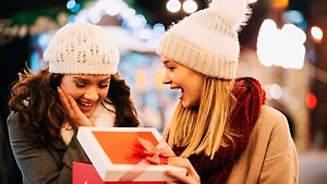 20 подарков для подруги на Новый год, которые точно растрогают до слёз: топ бюджетных вариантов