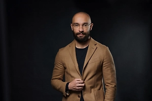 Знакомство перестаёт быть задачей и превращается в часть досуга. Люди легче идут на контакт, ведь большинство находится в режиме отдыха и ожидания хороших событий.