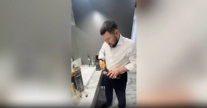 Мэр Якутска вылил в раковину весь подаренный к Новому году алкоголь