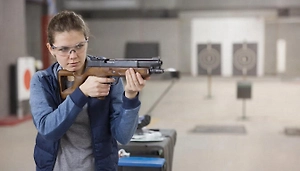 Россиянки массово ринулись в тиры. Life.ru узнал у психолога и инструктора причины нового тренда