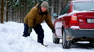 Автоэксперт назвал простой способ вытащить застрявшую в снегу машину и главную ошибку водителей