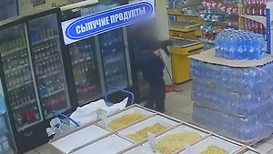 В Донецке мужчина открыл беспорядочную стрельбу из АК-47 в супермаркете