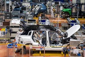 Мантуров назвал сроки перезапуска оставленных в России иностранцами автозаводов