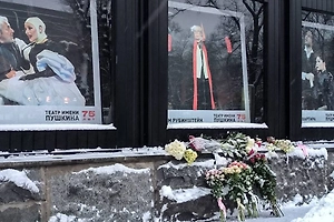 У театра Пушкина появился стихийный мемориал в память о Вере Алентовой