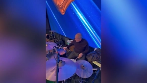 Пашинян исполнил на ударных музыку, написанную к собственным стихам