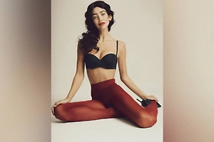 Жена Цекало Дарина Эрвин снялась в смелой рождественской фотосессии