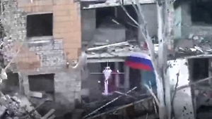 Бойцы «Центра» в костюмах Деда Мороза развернули флаг России в освобождённом Димитрове