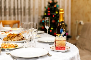 Коньяк или шампанское? Врач рассказал о лучшем алкогольном сопровождении для оливье