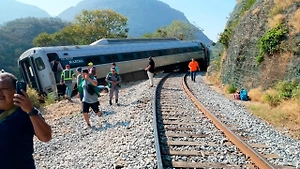 В Мексике 15 человек пострадали при сходе с рельсов локомотива поезда