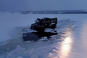 Двух рыбаков спасли в Татарстане после провала вездехода под лёд на Каме