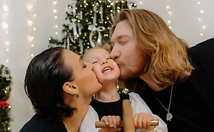 Новый год я обожаю! Обычно мой Новый год отмечается на сцене, и это здорово! Я приезжаю домой поздно ночью либо утром. И первого числа семейные новогодние каникулы вступают в силу. А в них мы проживаем, наверное, самые душегреющие дни за весь год!