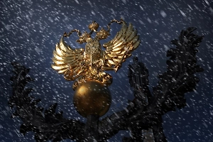 Наличие крестов на гербе России закрепили в законе