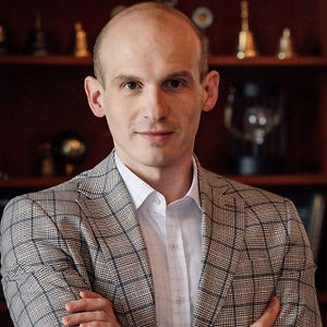 Не знаю точную специфику всех этих приходов у Зеленского, но я у него не первый раз такое замечаю. У него, когда начинается зуд или жжение в районе носа, это уже следствие перенюханности кокаина. Он сначала прячет взгляд, понимая, что у него сейчас будет приход, и пытается его скрыть, не показать.