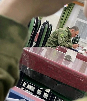 Обед по расписанию: Рэпера Macan сняли на видео в армейской столовой