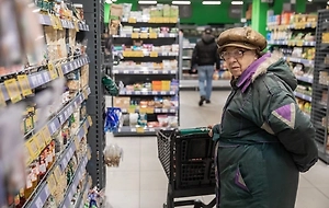 Россияне могут перейти на более дешёвые магазины из-за скачка цен, предупредил экономист