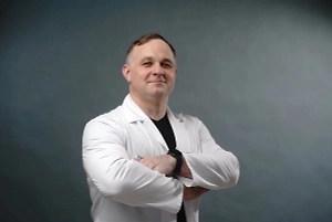 Обычно родители приходят с комплексом проблем: ребёнок курит вейп, пьёт энергетики, всю ночь играет. Редко бывает, что только игры являются единственной проблемой. Как правило, на фоне игр провалилась учёба или ребёнок стал агрессировать, когда его пытаются ограничить. Такое бывает, но это далеко не на первом месте. На первом месте алкоголь, сигареты, потом вещества, а затем уже игры. Всегда в комплексе есть ещё что-то. Но вообще, за последнее время, конечно, игроманов стало больше.