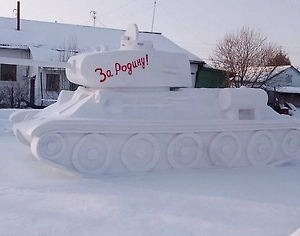 В Амурской области дед с внуком слепили из снега танк Т-34 в натуральную величину