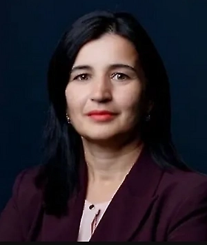 Особенно быстро холодец портится, если его выставляли на стол, держали при комнатной температуре более двух часов или многократно переставляли в тепло и обратно. Каждое такое «подтаивание» ускоряет рост микробов и сокращает срок его безопасного употребления. Риск возрастает, если в блюдо добавлены чеснок, морковь или зелень — они повышают влажность и ускоряют процессы брожения. 