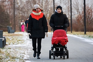 С 1 февраля повысят социальные выплаты. Какую прибавку получат семьи с детьми, пенсионеры и работники