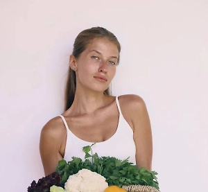 В сухой гречке содержится около 330 ккал на 100 грамм, а после варки — около 110 ккал на 100 грамм. При этом порция гречки часто содержит больше калорий, чем картофель. Гречка не содержит веществ, которые напрямую улучшают микрофлору кишечника. Также гречка сложнее комбинируется с различными продуктами, что может ограничивать её применение в рационе.