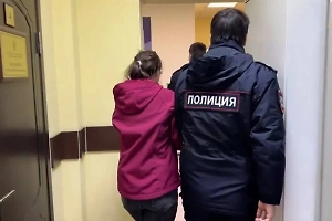 Два часа истекал кровью: Мать ударила непослушного сына ножом и хотела выставить всё за несчастный случай