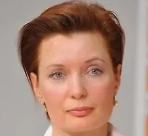 Деми Мур, насколько я знаю, очень интенсивно занимается спортом. Она тратит много калорий, плюс у неё мускулистое тело, которое само по себе потребляет энергию, даже если она просто лежит на диване