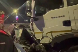 Никто не пристегнулся: Ночные покатушки закончились для лихача и его компании гибелью под колёсами грузовика