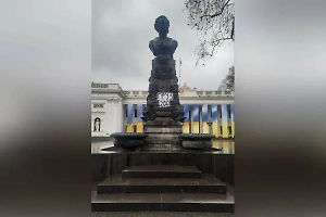 В Одессе вандалы повесили на памятник Пушкину надпись «Груз 200»