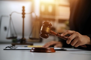 Суд оштрафовал альпиниста за расклейку листовок против СВО в центре Москвы